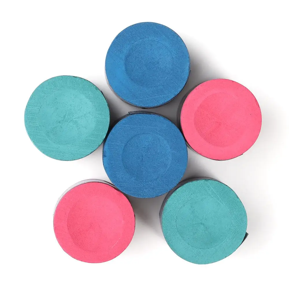 Piezas de tiza coloridas dispuestas en un patrón visualmente atractivo