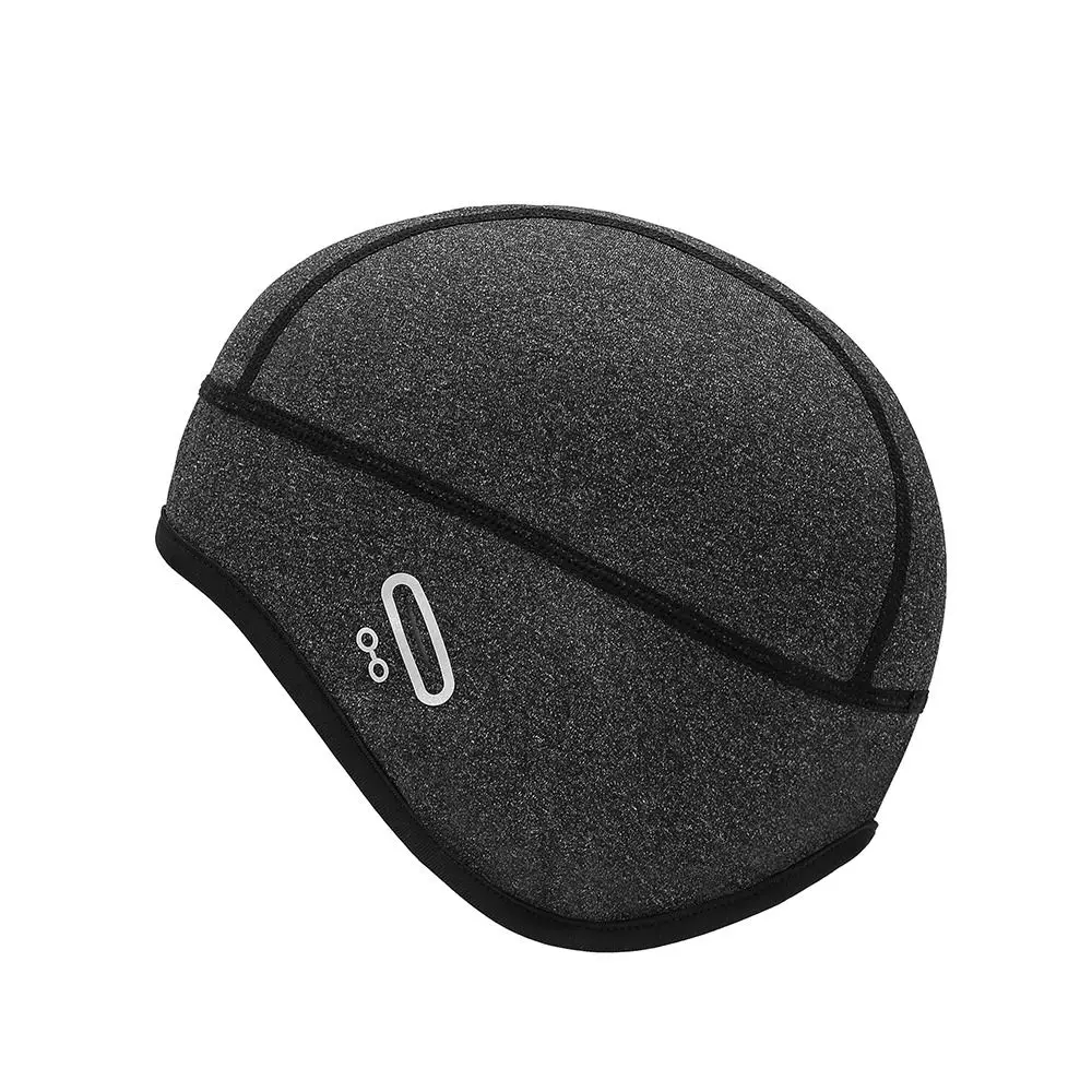 Un sombrero negro con un blanco número 8