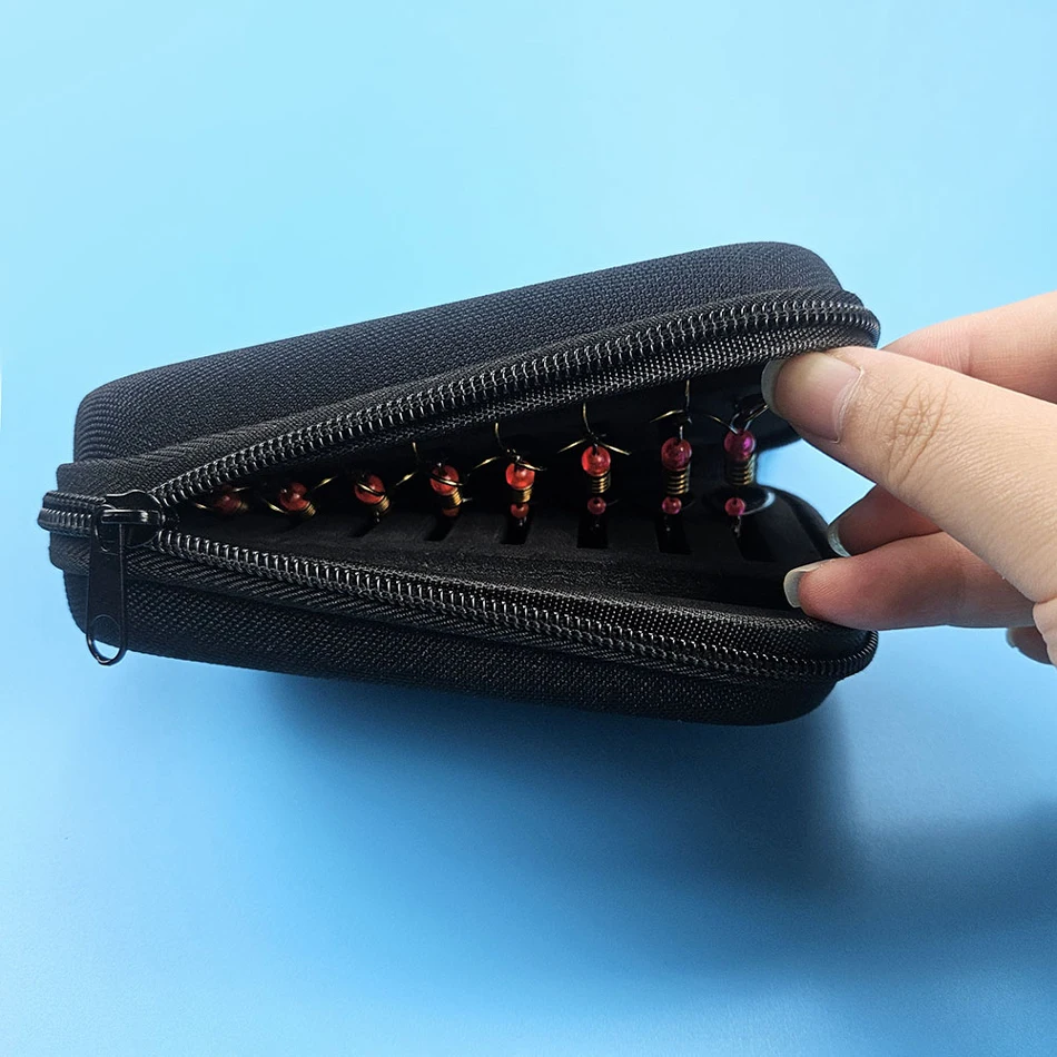 La bolsa en la mano, mostrando su tamaño compacto y portabilidad