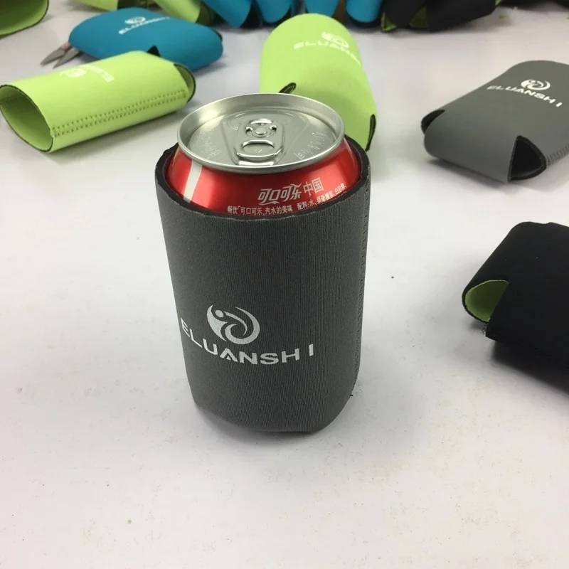 Una lata de cerveza colocada dentro de un enfriador de latas. El refrigerador tiene la marca ELUANSHI, que probablemente sea el nombre de la empresa o producto.