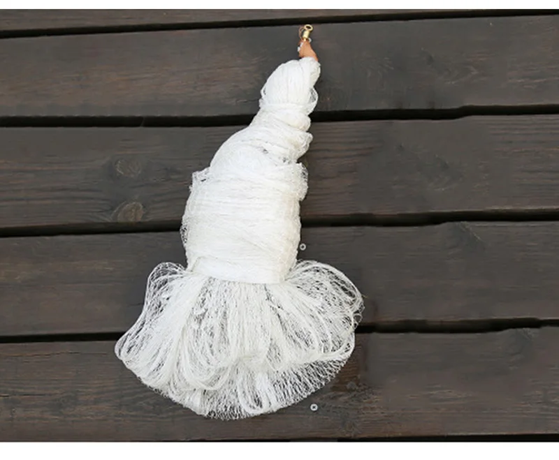 Un paquete de redes blancas se encuentra en una superficie de madera