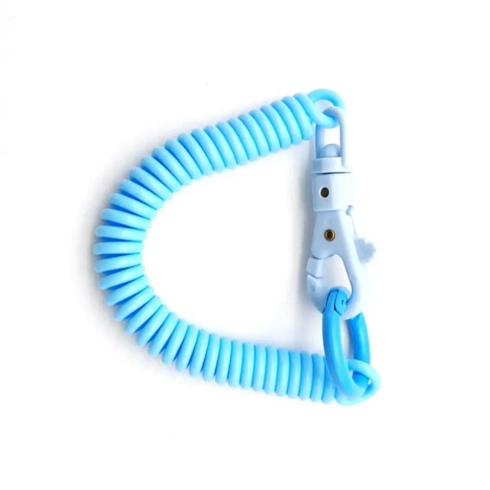 Un soporte de clip en espiral azul claro diseñado para conveniencia y portabilidad