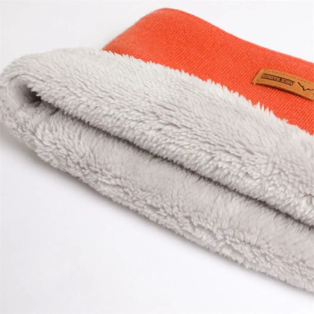 Una acogedora bufanda de múltiples capas con una textura suave y esponjosa y una tapa de naranja vibrante