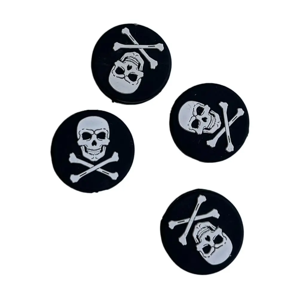 Estos botones de calavera y huesos cruzados evocan una sensación de aventura y misterio