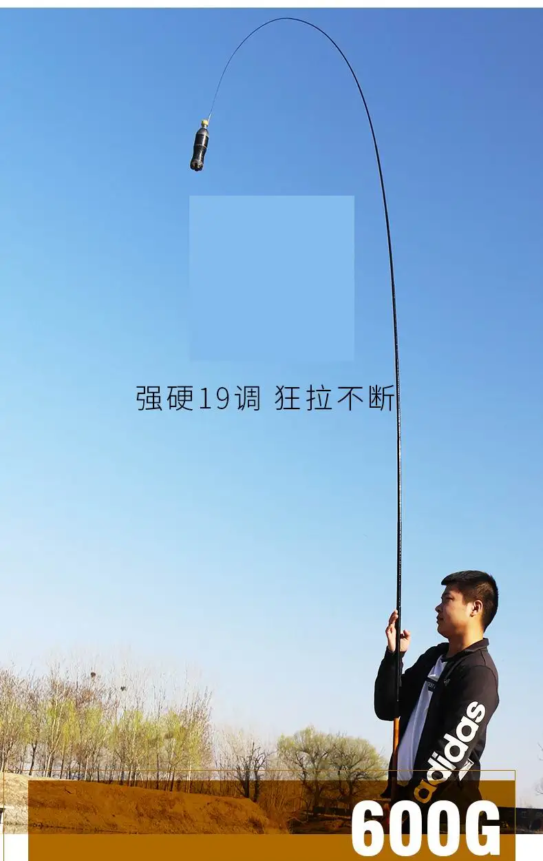 Un hombre que sostiene una caña de pescar con un pez en el extremo