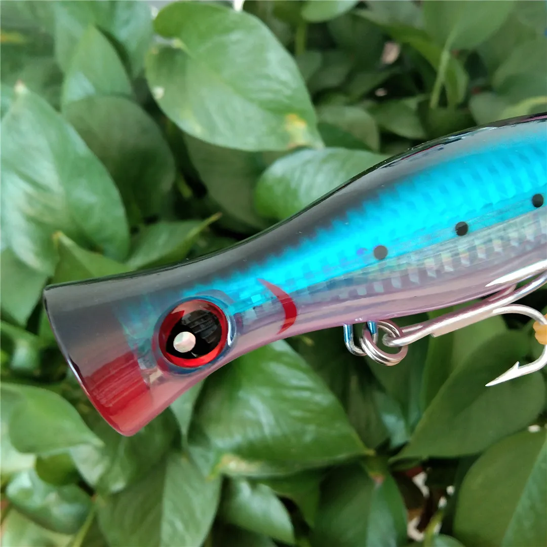 Un atractivo vibrante de pesca con un diseño elegante y un gancho para atrapar peces