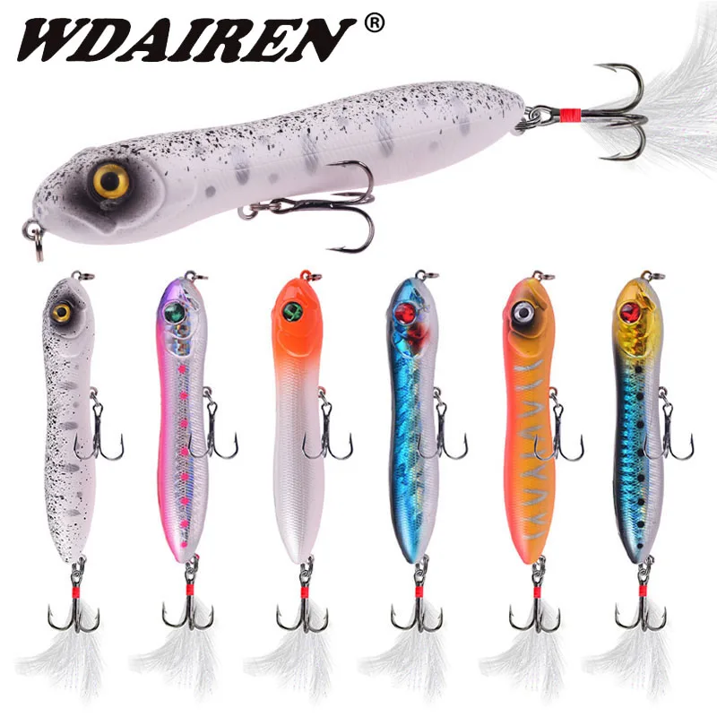 Una colección de señuelos artificiales diseñados para parecerse a peces. Estos señuelos se utilizan en la pesca para atraer y capturar peces. Vienen en varios colores y patrones, cuyo objetivo es imitar la apariencia de diferentes tipos de peces o ser más visibles en diferentes condiciones del agua.
