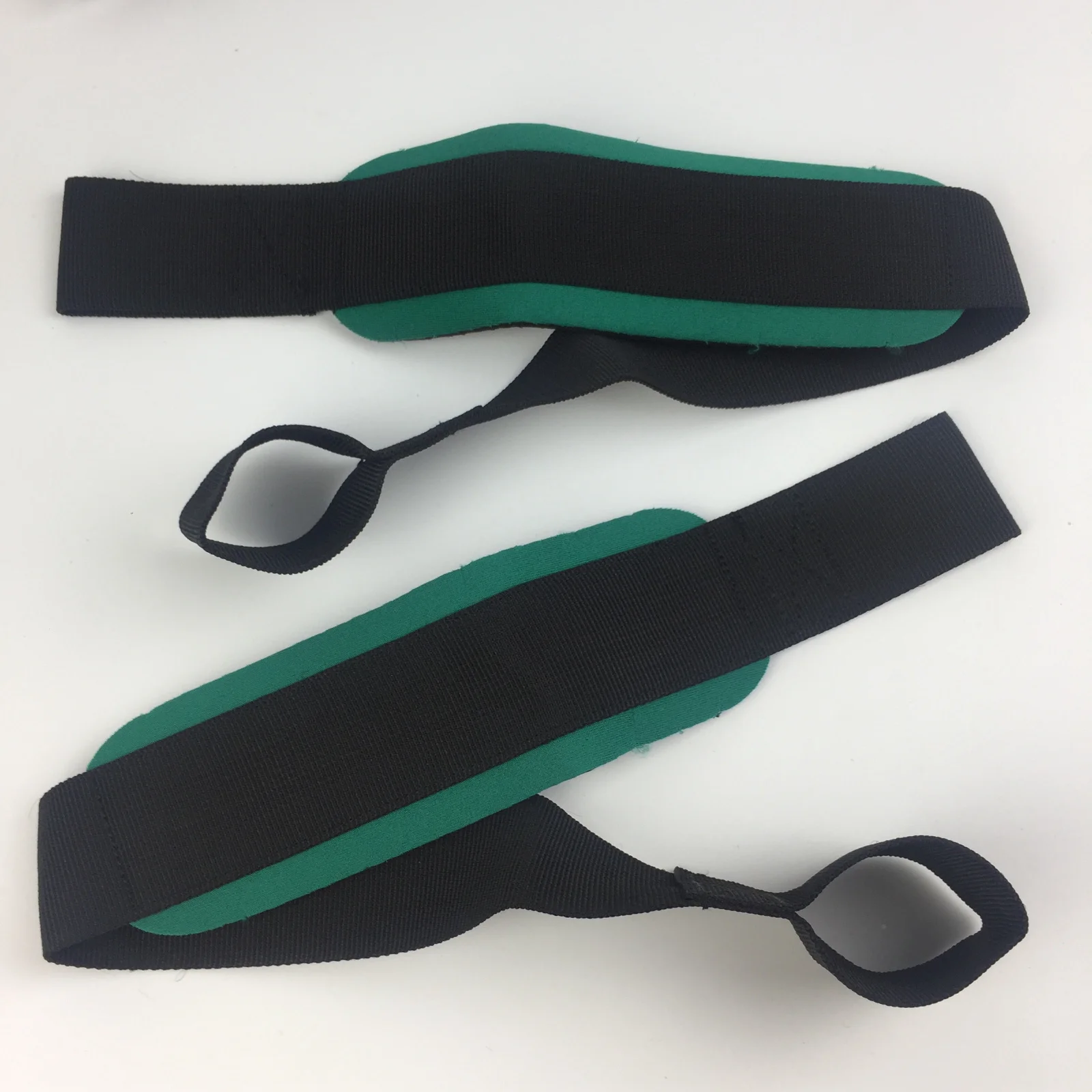 Unas gafas de natación con correa negra y forro interior verde. Las gafas tienen un diseño de lente curvado, típico de las gafas de natación, para proporcionar un amplio campo de visión. La correa parece ser ajustable, lo que permite que las gafas se ajusten cómodamente alrededor de la cabeza.