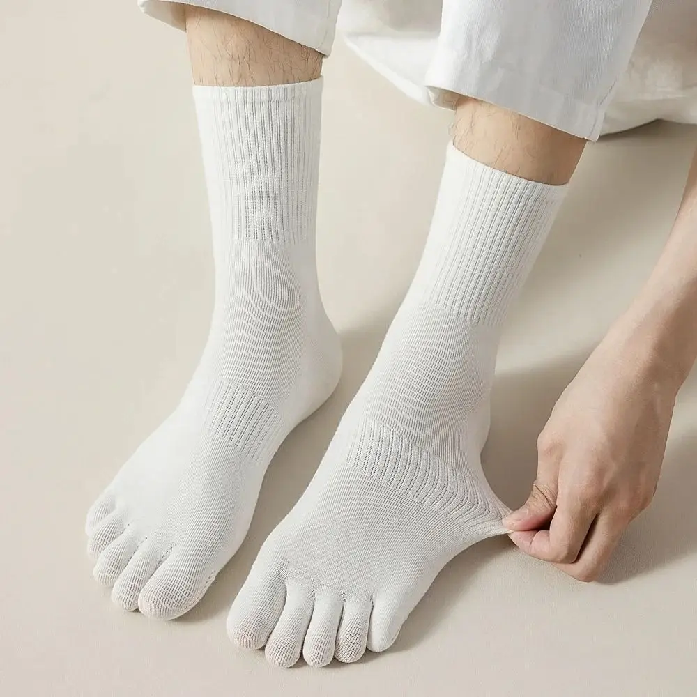 Experimente la comodidad y el estilo con estos calcetines blancos minimalistas
