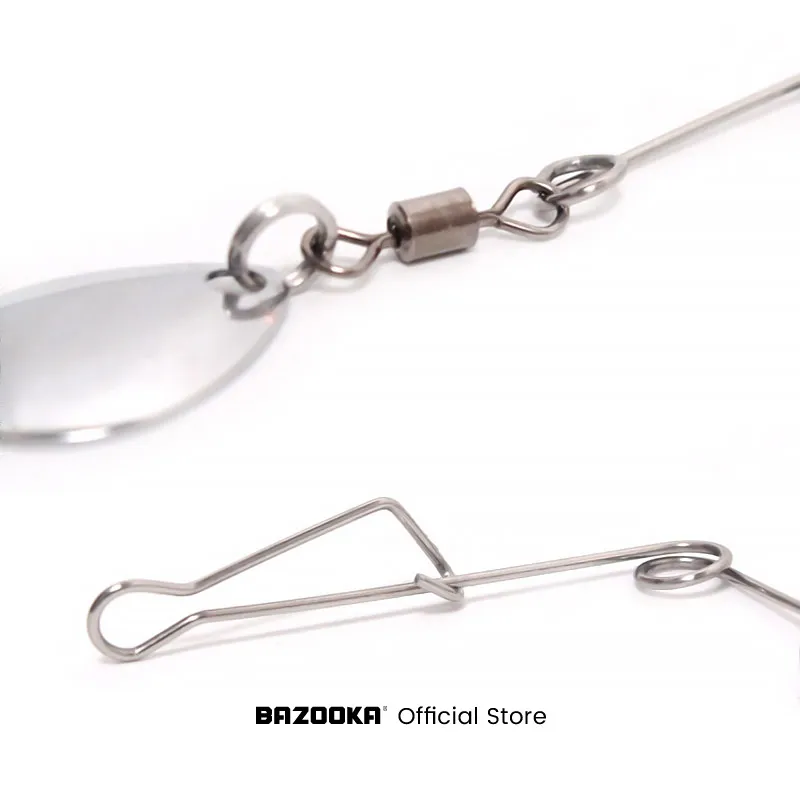 Una cuchara y un tenedor están sobre fondo blanco.