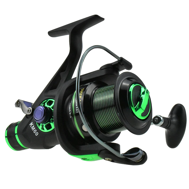 Este carrete de pesca presenta un diseño negro elegante con acentos verdes vibrantes que ofrecen durabilidad y precisión para cualquier pescador