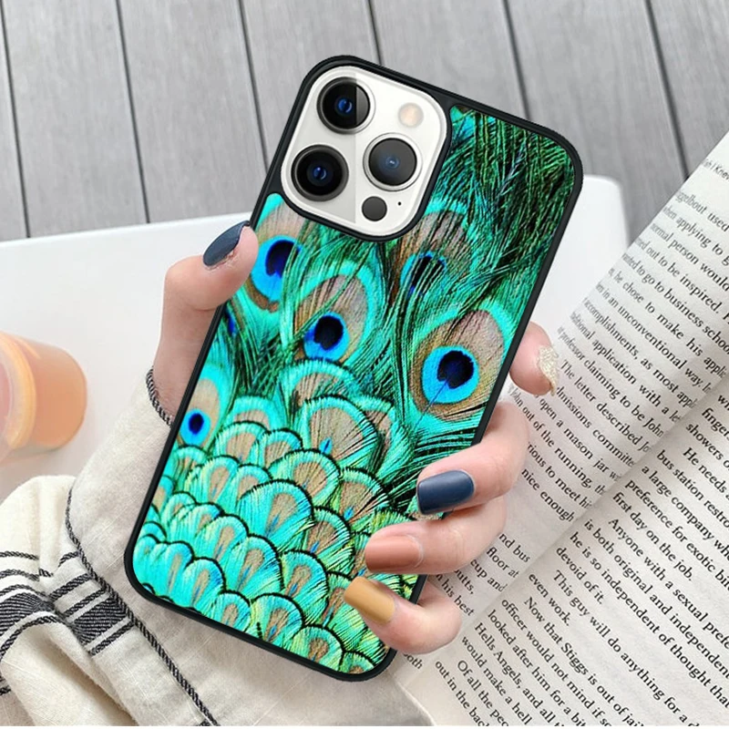 Detalle de plumas y flores en la funda