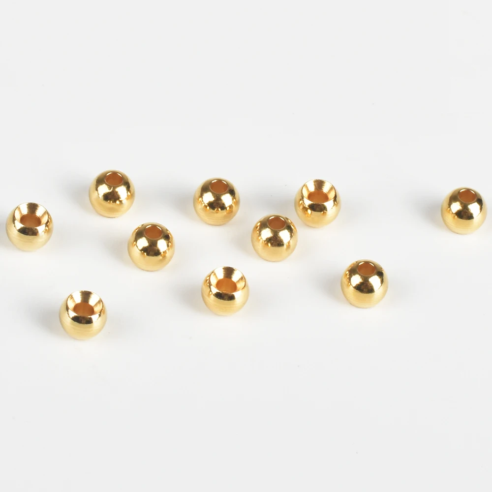 Objetos esféricos dorados dispuestos sobre un fondo blanco