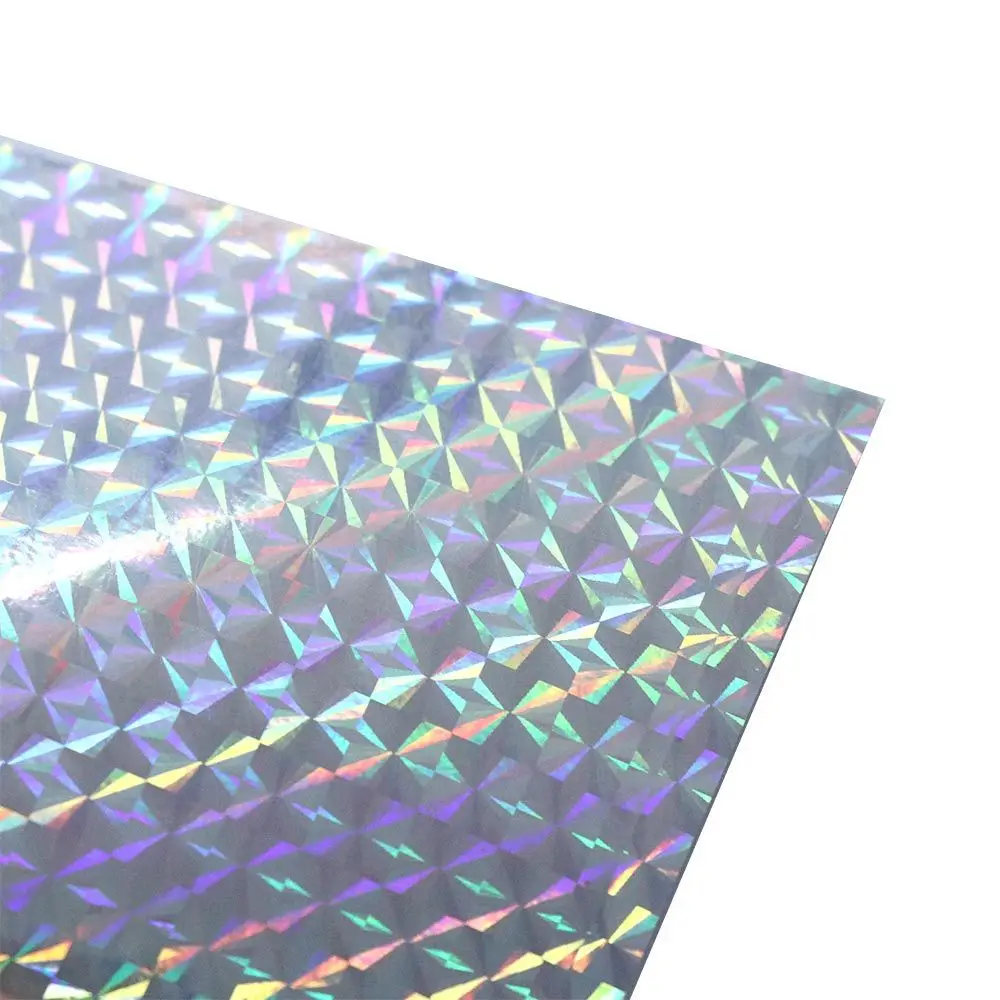 Papel holográfico brillante con un patrón geométrico