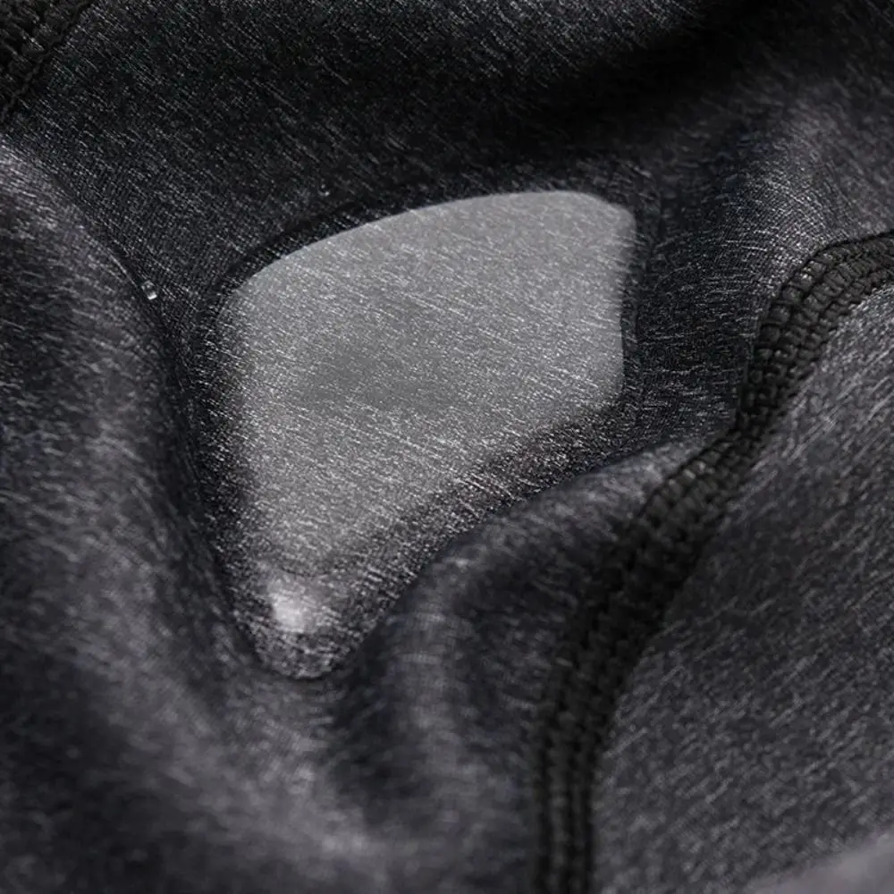 Un paño negro con un cuadrado blanco