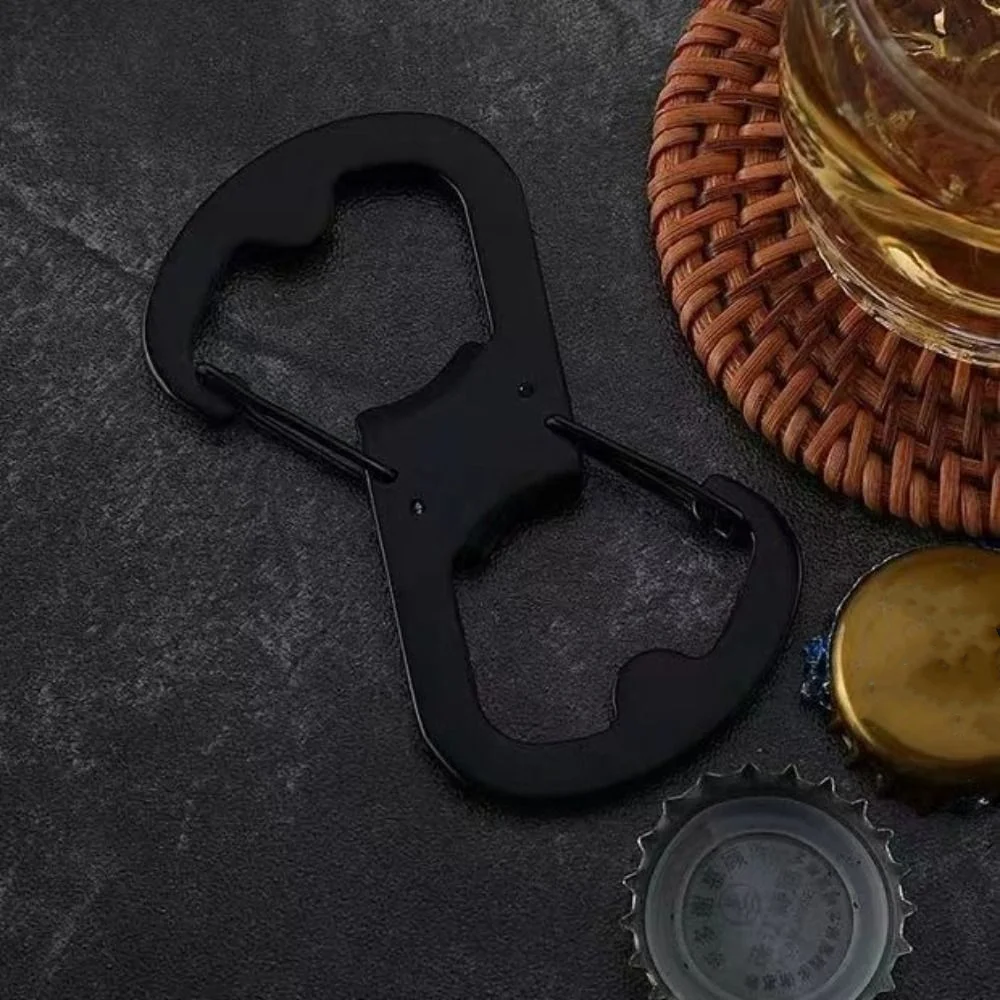 Mosquetón en forma de 8 usado como abrebotellas