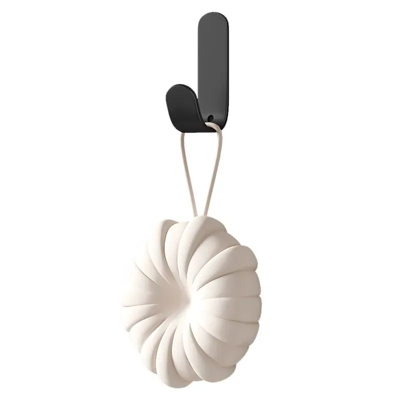 Elegante gancho montado en la pared con un artículo colgante decorativo