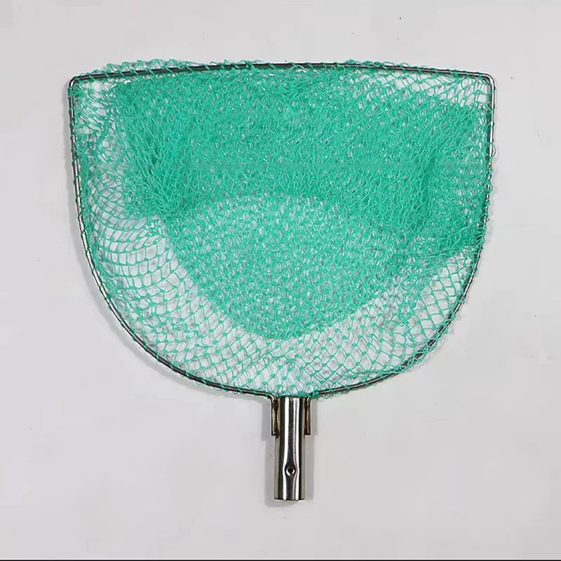 Una red de pesca semicircular con un mango de metal ideal para captar peces y otras criaturas acuáticas