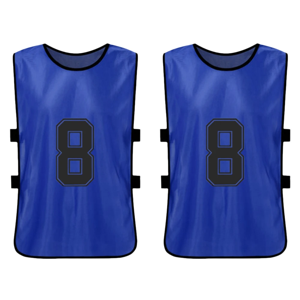 Estos pinnies deportivos azules cuentan con un diseño audaz número 8 perfecto para la identificación del equipo