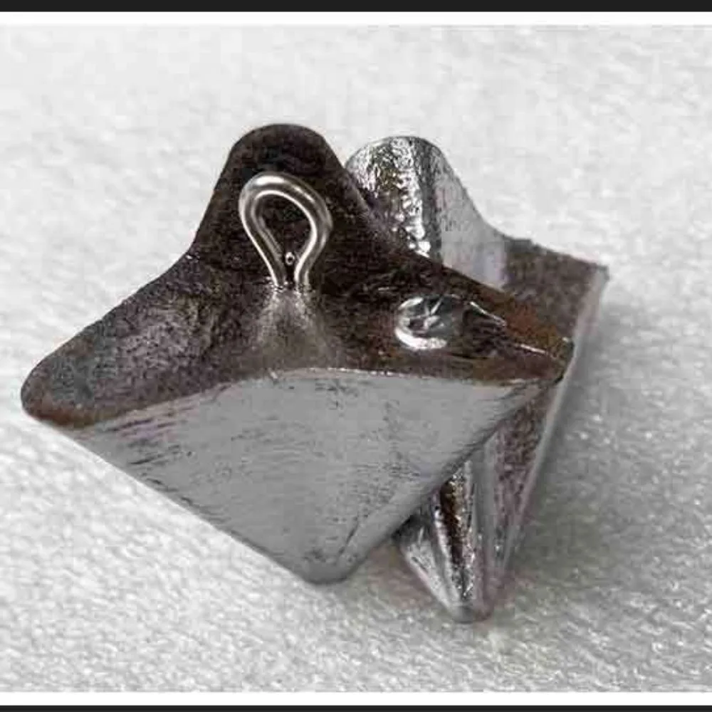 un objeto metálico con un bucle posiblemente utilizado para fines industriales o decorativos