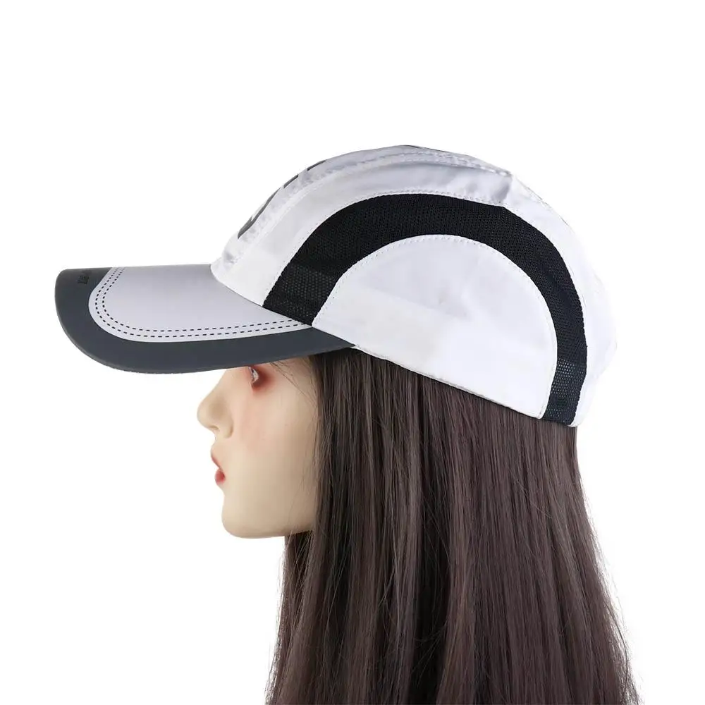 Esta elegante gorra blanca y negra es perfecta para actividades al aire libre.
