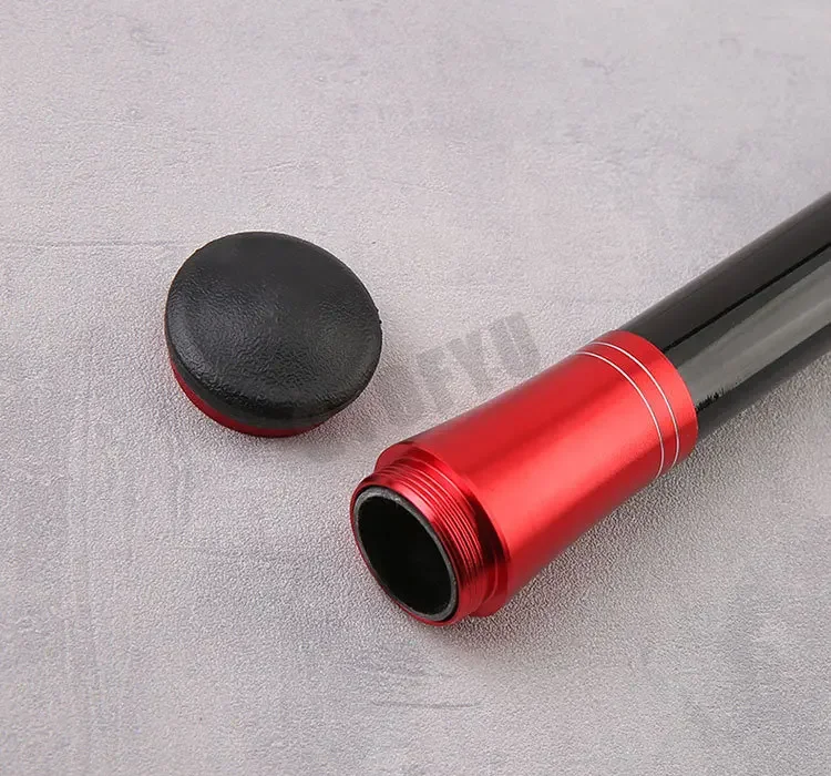 Un objeto rojo y negro está en una superficie gris