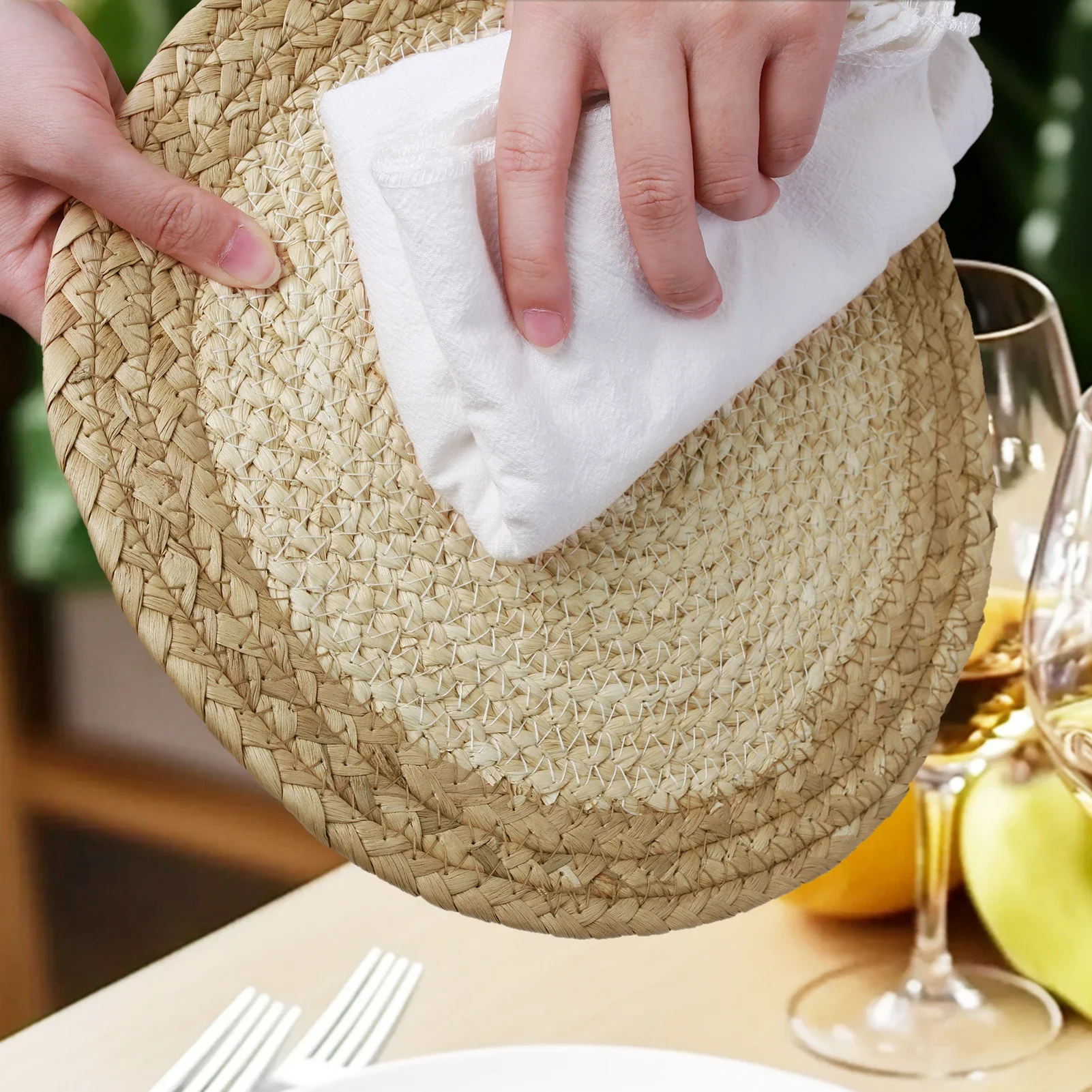 Elegante configuración de mesa con un mantel individual tejido y una servilleta blanca limpia