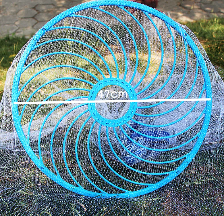 Una red circular azul de 47 cm con un diseño de espiral perfecto para uso al aire libre