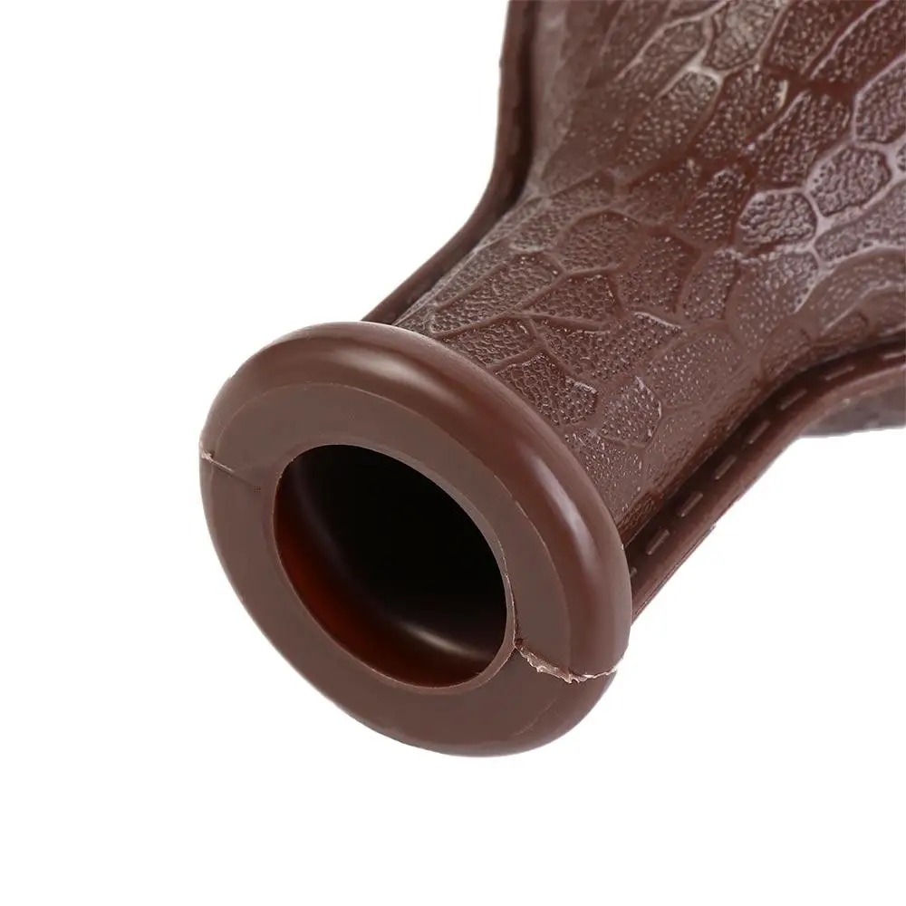 un objeto texturizado marrón con una abertura circular, probablemente una parte de un elemento más grande