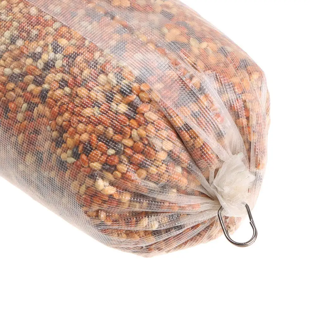 Una bolsa de alimento para pájaros mixtos perfectos para atraer amigos emplumados