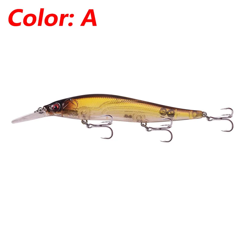 Un señuelo, que es un tipo de cebo de pesca diseñado para atraer peces. Este señuelo en particular tiene forma de pez y está diseñado para imitar la apariencia de un pez pequeño u otra presa acuática. Tiene un anzuelo adherido, que se utiliza para atrapar peces cuando muerden el señuelo.
