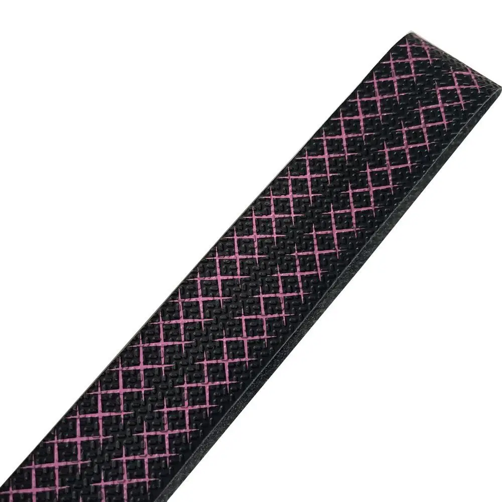 Una correa estampada en negro y rosa con un diseño texturizado