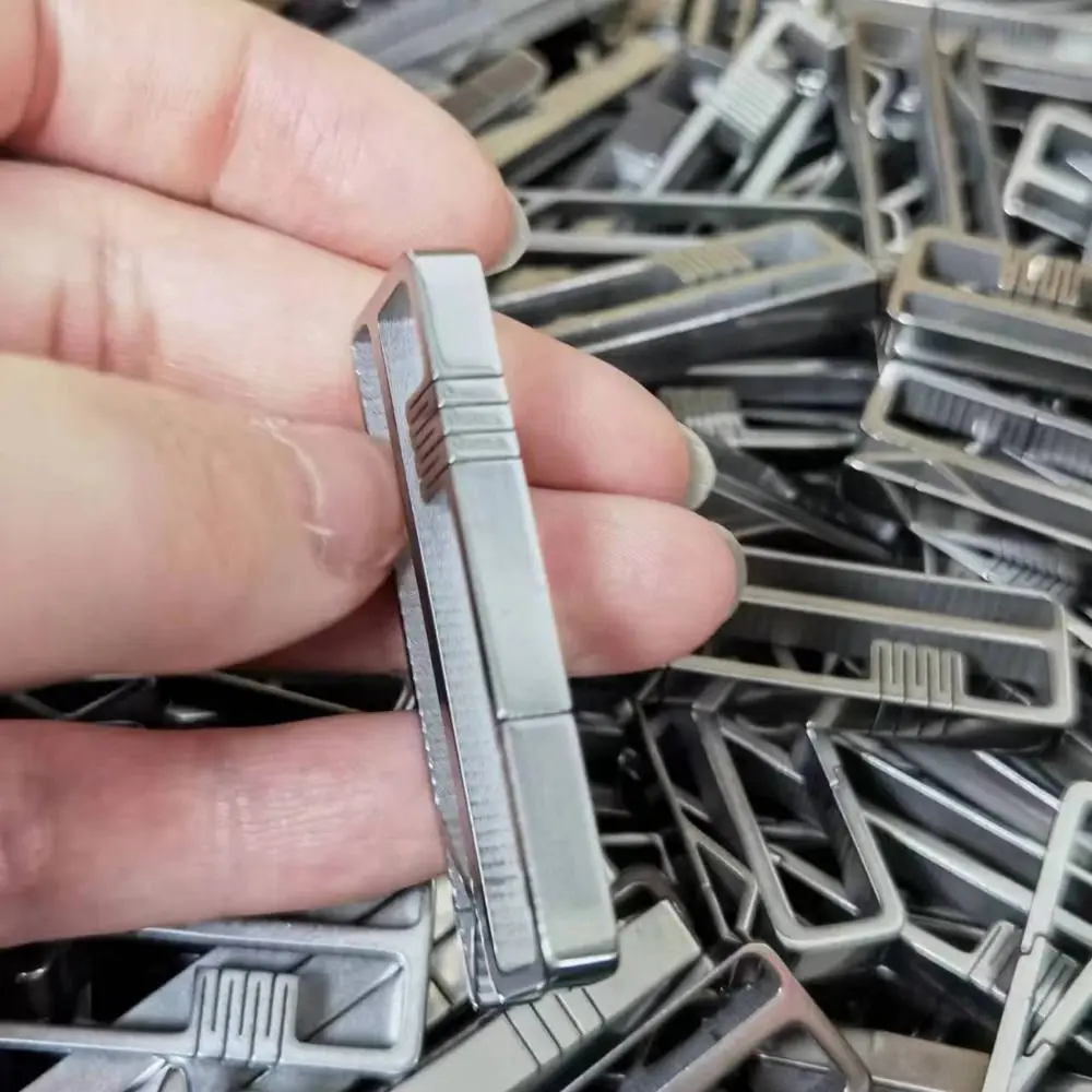 Llavero ligero de aleación de titanio, hebilla de correas colgante gris de extracción rápida, hebillas de extremo de cinta multifunción