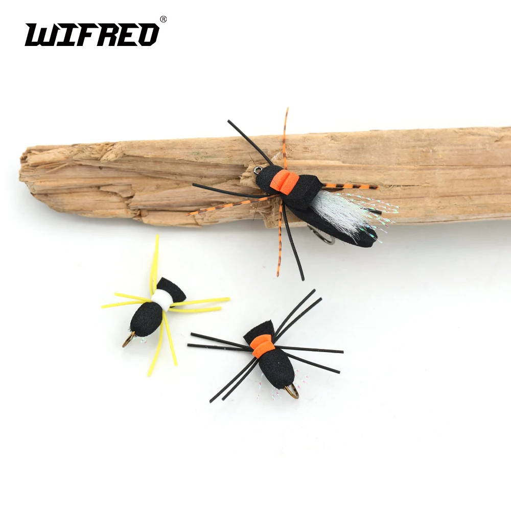 Mosca de escarabajo de espuma negra y naranja sobre superficie de agua