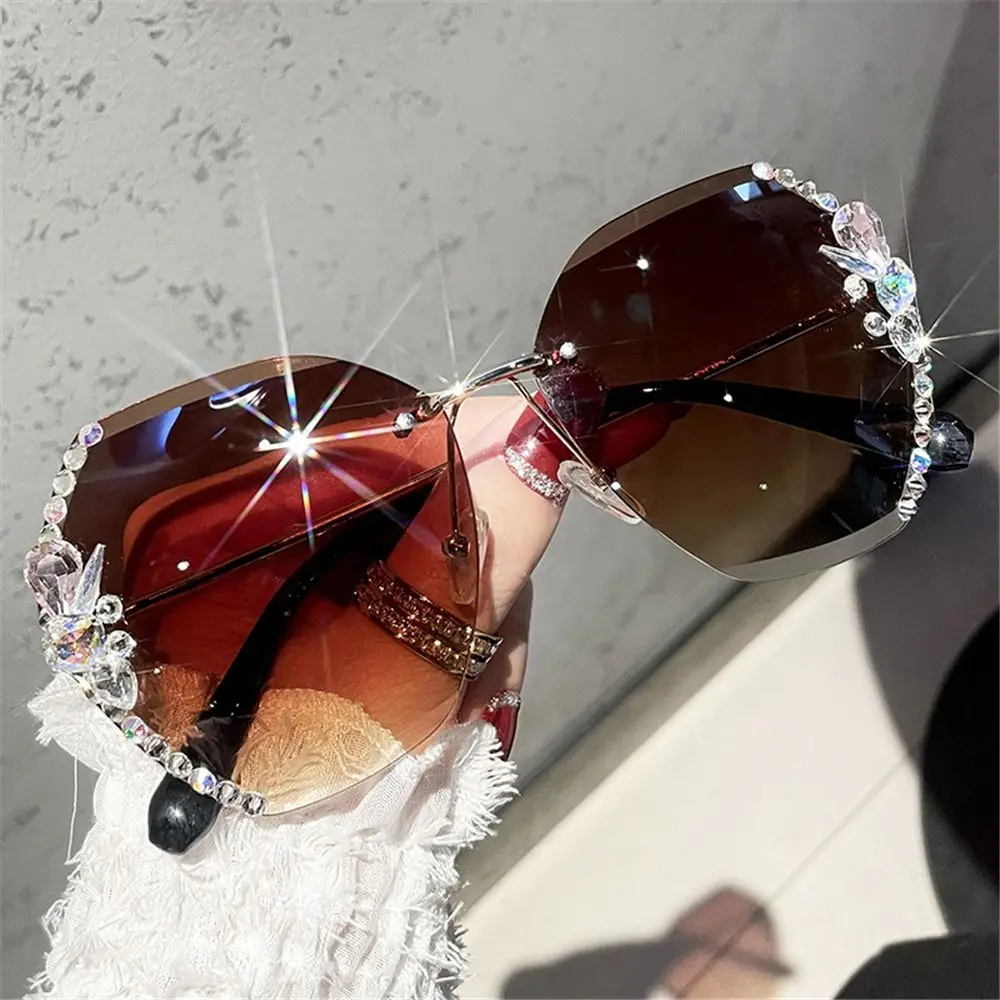 Gafas de sol sin montura con protección UV para mujer, lentes de sol sin montura con diamantes de imitación, para playa, viajes y calle, con degradado brillante - imagen 2
