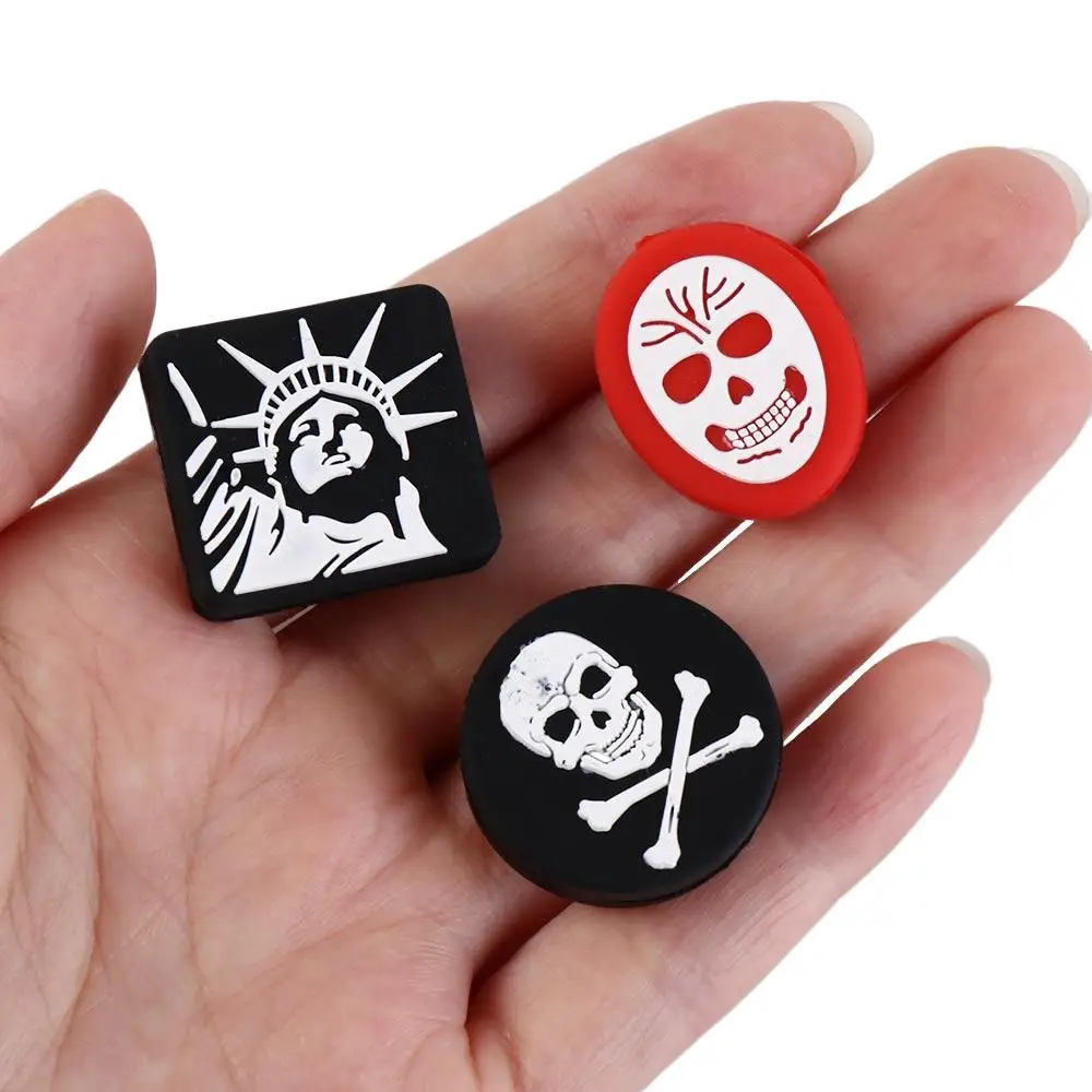 Estos son alfileres novedosos con símbolos icónicos