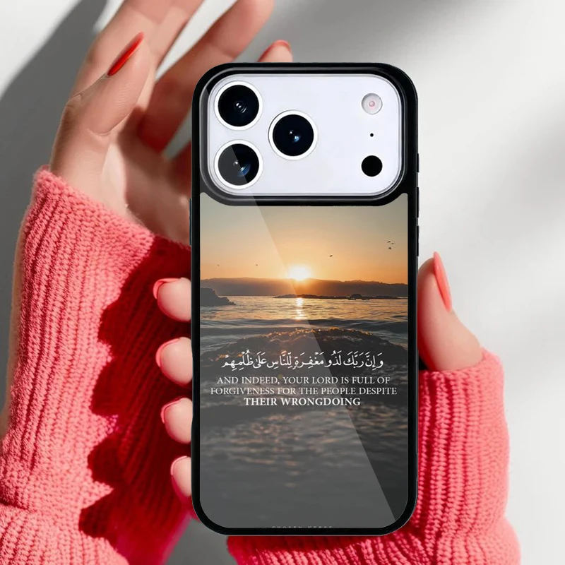 Vista frontal de la funda islámica con citas del Corán para iPhone