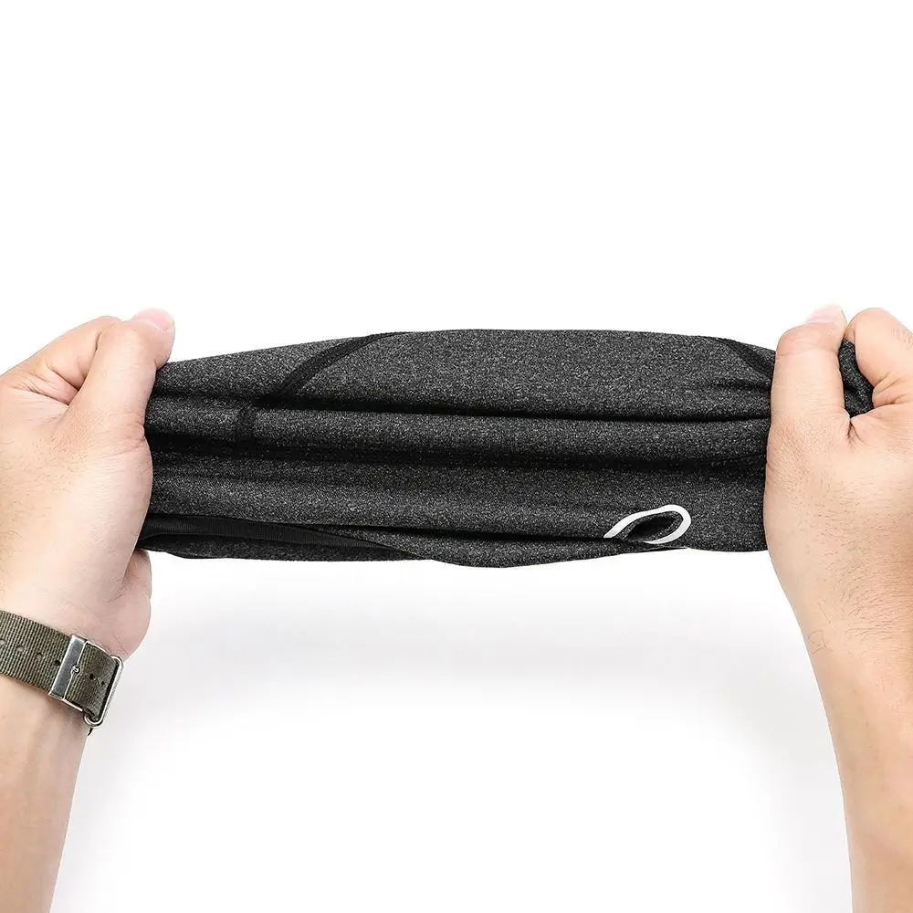 Una persona sosteniendo una tela negra en sus manos