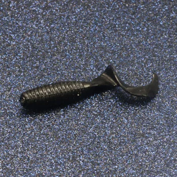 un gancho negro diseñado para pescar