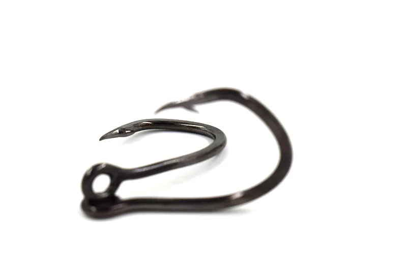 Mustad 10874NP-BN en mano para comparar tamaño