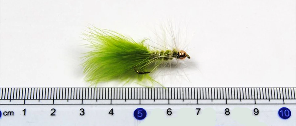 Detalle de moscas serpentina verde para trucha con cabeza de latón