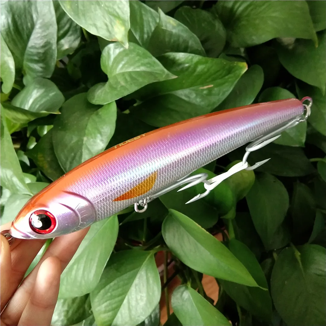 Un señuelo de pesca vibrante para atrapar diseñado para una atracción bajo el agua bajo el agua