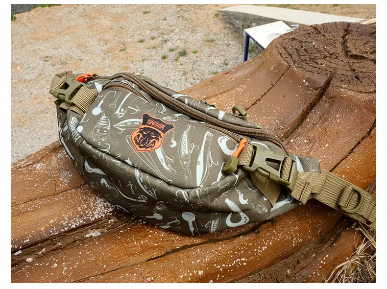 Un elegante paquete de camuflaje con un patrón de pescado juguetón