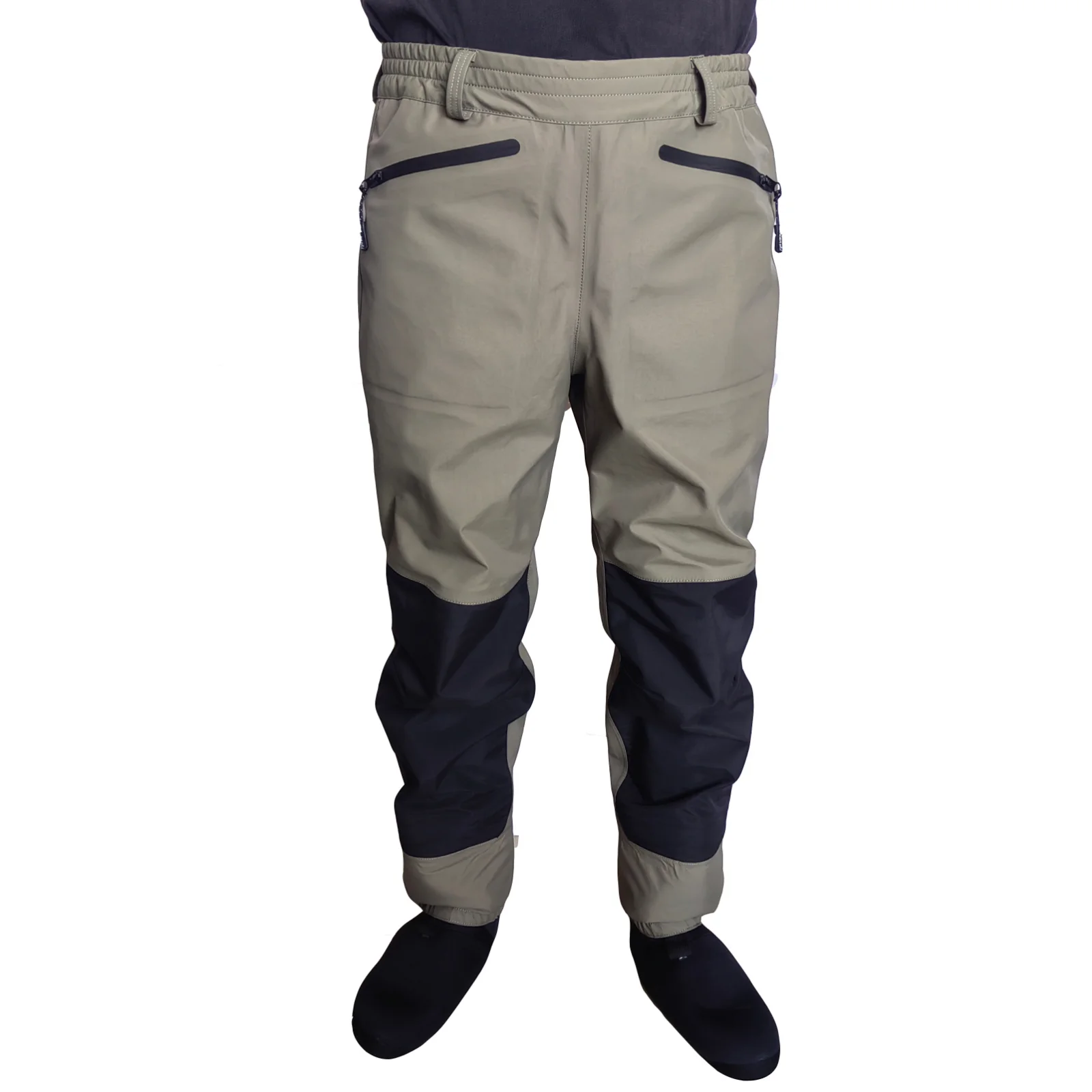 Un pantalón con combinación de colores. La parte superior del pantalón parece ser de un color beige claro o caqui, mientras que la parte inferior, incluidas las piernas, es de un tono más oscuro, posiblemente negro o azul marino.