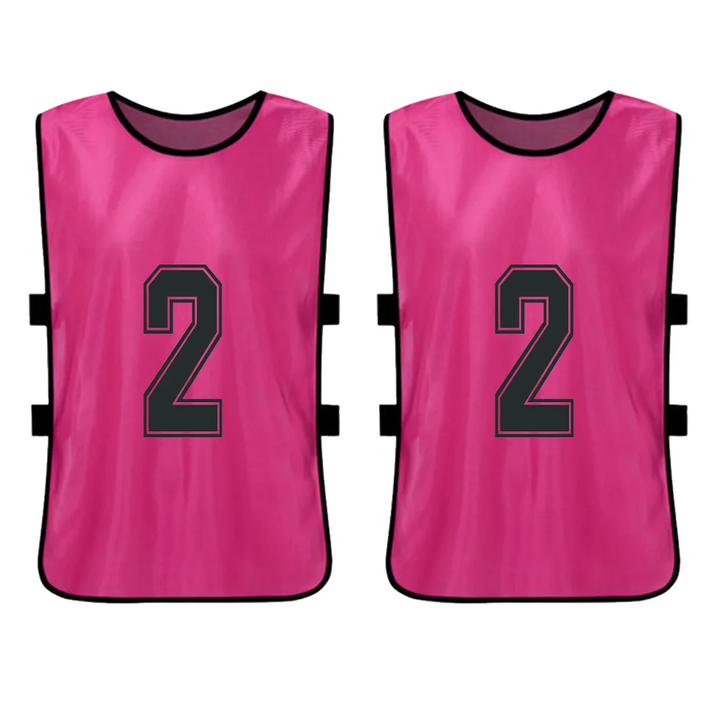 Estos vibrantes pinnies rosados ​​cuentan con un número 2 en negrita para una fácil identificación