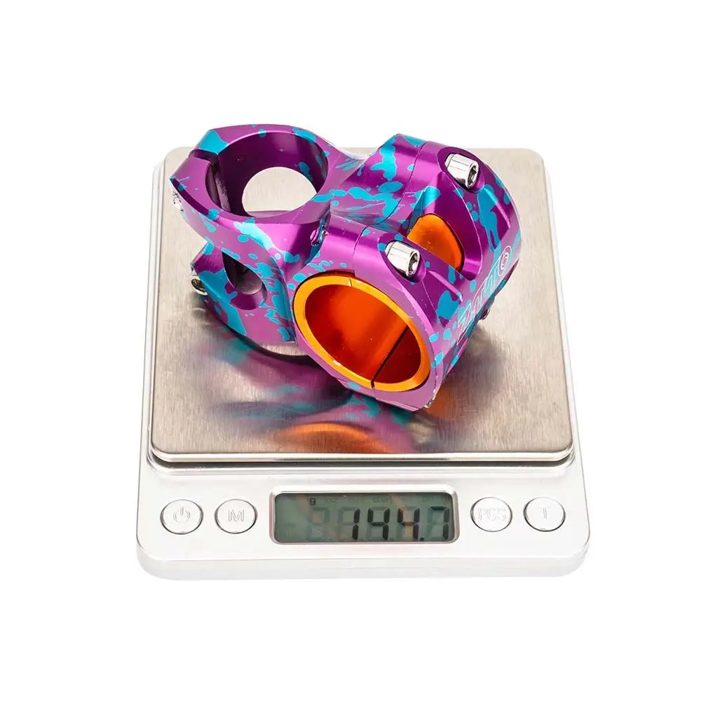 Manejo colorido de bicicleta con una escala digital para mediciones precisas