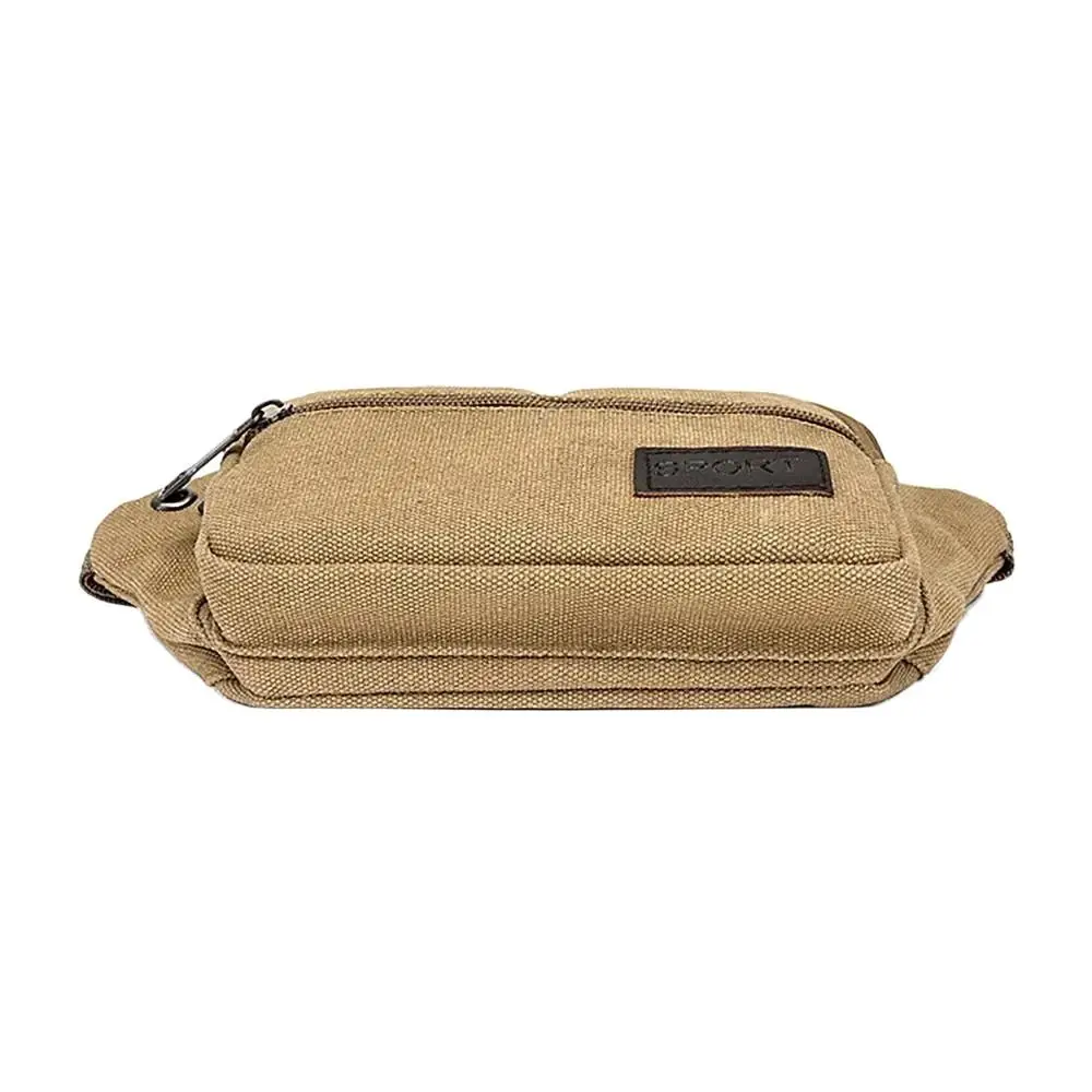 Esta elegante bolsa de tela beige presenta un diseño compacto con un cierre de cremallera y una etiqueta de marca para una funcionalidad adicional