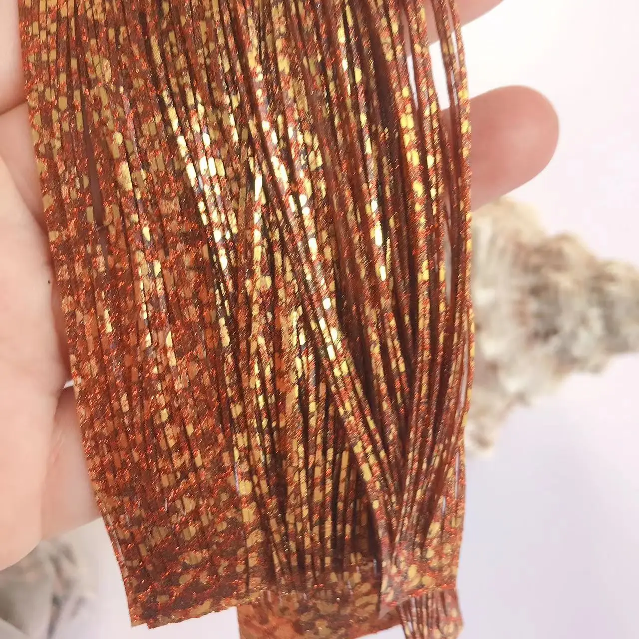 Hilos dorados brillantes para diseños creativos y festivos