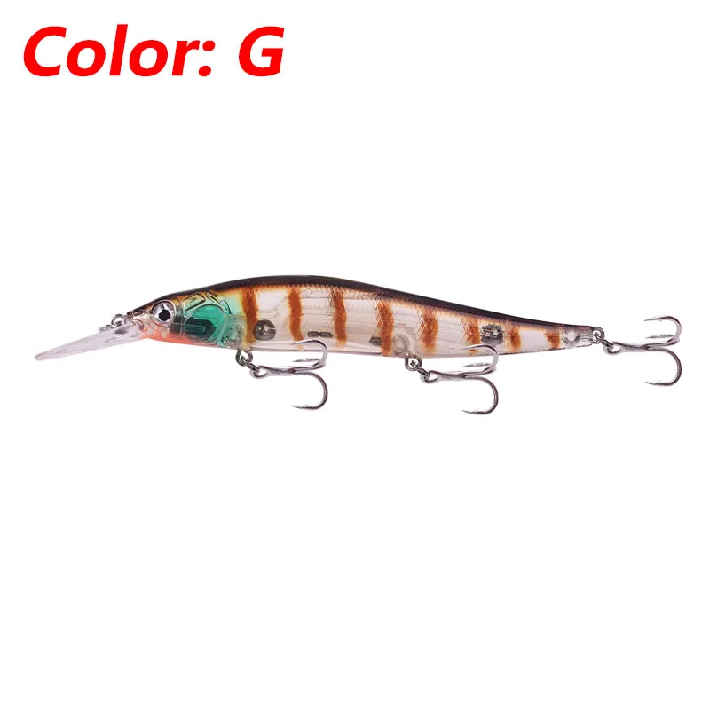 Un señuelo, que es un tipo de cebo de pesca diseñado para atraer peces. Este señuelo en particular es un cebo de plástico blando que se asemeja a un pez, con un cuerpo que tiene un patrón de colores y marcas para imitar la apariencia de un pez real.
