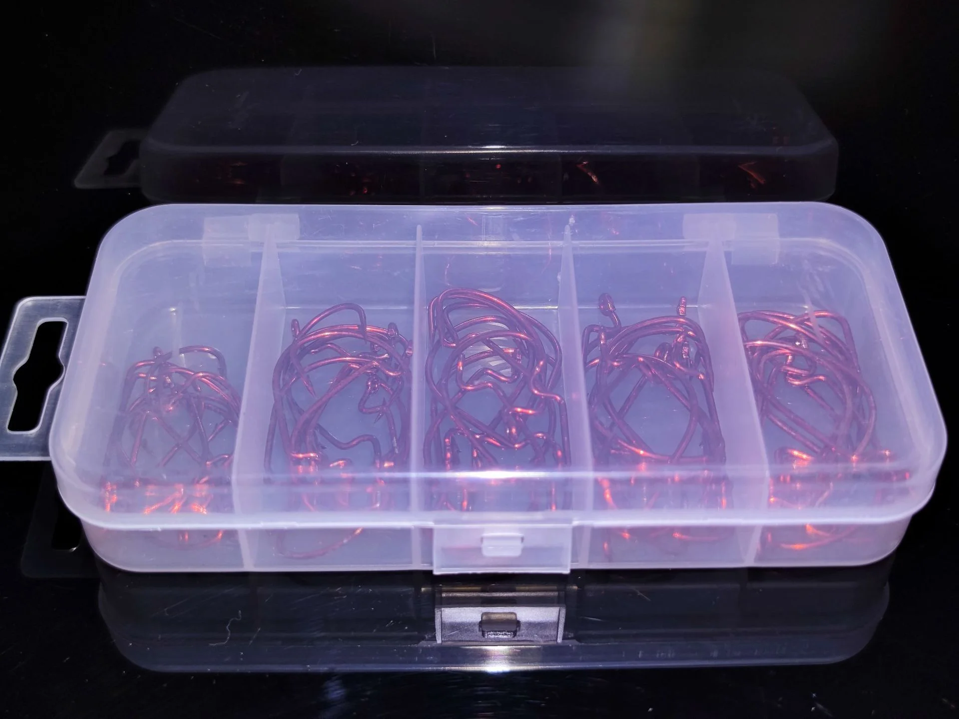 Organice su espacio de trabajo con esta caja de almacenamiento compacta transparente